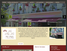 Tablet Screenshot of hotel-lestroislys.com